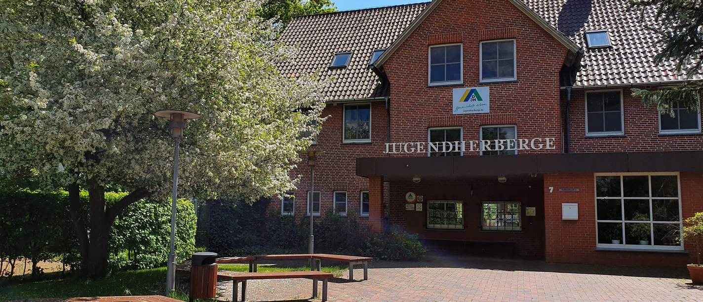 Eingang JHB am Sportplatz©Dorothée Meyer (467).jpg