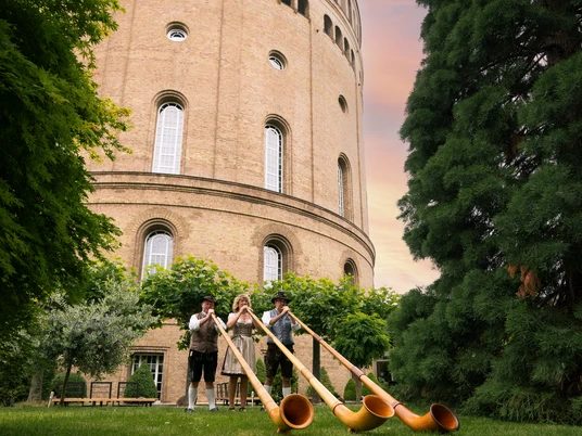 Das Chalet-Almzauber by Wasserturm Hotel Cologne_2 Vier Männer mit Alphörnern vor dem Hotel im WasserturmFour men with alphorns in front of the hotel in the water tower