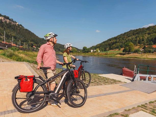 Na přístavišti trajektů Königstein Dva cyklisté u přístaviště trajektu Königstein