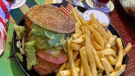 Burger mit Pommes | Gastronomie im Paderborner Land