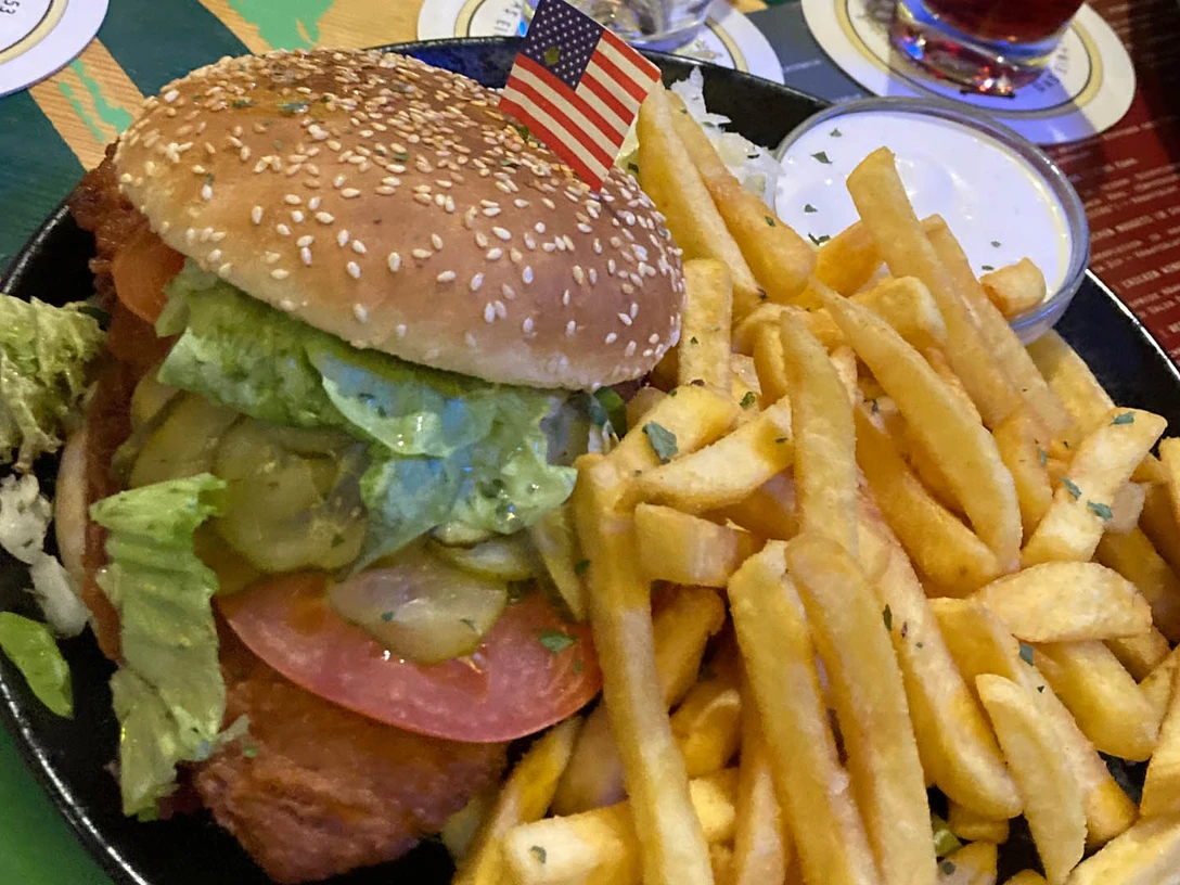 Burger mit Pommes | Gastronomie im Paderborner Land Burger mit Pommes | Gastronomie im Paderborner Land