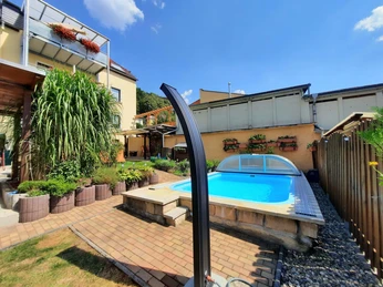 Pool mit Solardusche