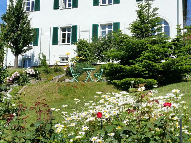 Blühender Garten an der Villa Sonnenblick