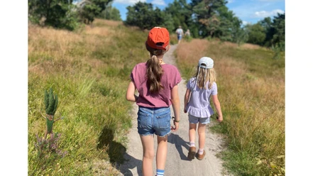 machandel-erlebnispfad-bispingen-touristik.jpg Kinder wandern auf dem Machandel Erlebnispfad in der Lüneburger Heide