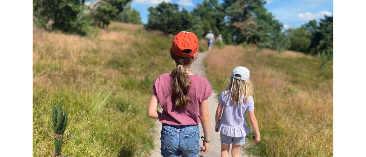 machandel-erlebnispfad-bispingen-touristik.jpg Kinder wandern auf dem Machandel Erlebnispfad in der Lüneburger Heide