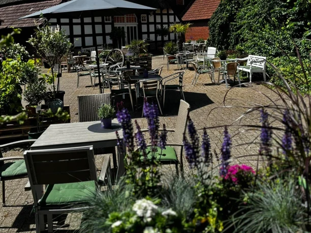 Lukas Hofcafe Huede Aussenbereich mit Cafe.jpg