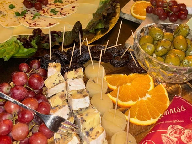 Lukas Hofcafe Huede Buffet Käse.jpg