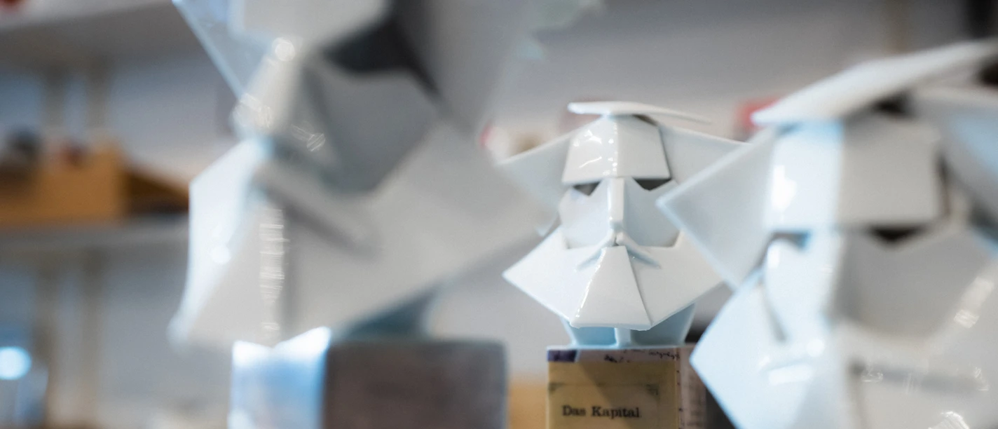 atelier-ehret-meissen-2023-rene-gaens-cc0by.jpg Porzellanbüste mit dem Titel "Das Kapital", künstlerisch gestaltet im Atelier Ehret.