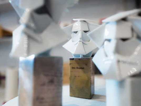 atelier-ehret-meissen-2023-rene-gaens-cc0by.jpg Porzellanbüste mit dem Titel "Das Kapital", künstlerisch gestaltet im Atelier Ehret.Porcelain bust entitled "Das Kapital", artistically designed in the Ehret studio.Porcelánová busta s názvem "Das Kapital", umělecky navržená v ateliéru Ehret.Porcelanowe popiersie zatytułowane "Das Kapital", artystycznie zaprojektowane w studiu Ehret.Porseleinen buste getiteld "Das Kapital", artistiek ontworpen in de Ehret-studio.Busto in porcellana intitolato "Das Kapital", disegnato artisticamente nello studio Ehret.