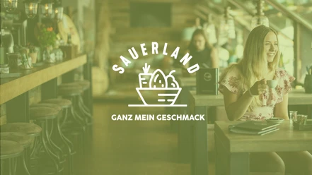 Frau mit Kaffeetasse in modernem Café, im Vordergrund Logo und Schriftzug Sauerland.