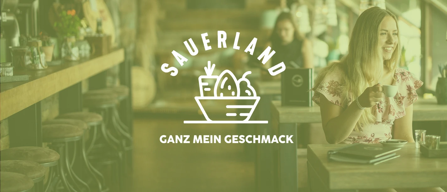 Frau mit Kaffeetasse in modernem Café, im Vordergrund Logo und Schriftzug Sauerland.