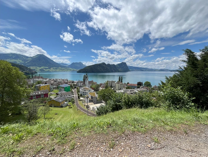 Plattenbänkli Vitznau Weitwinkel.jpg