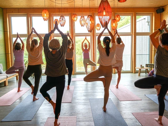 Yoga in der Seelodge Baum