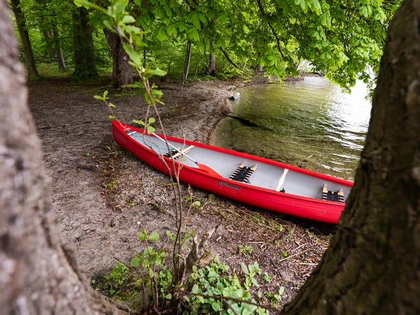 Kanu am Ufer_2