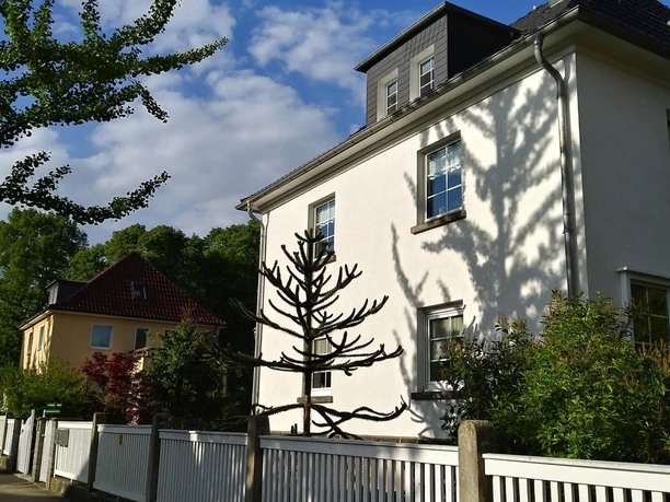 Haus im Schattenspiel