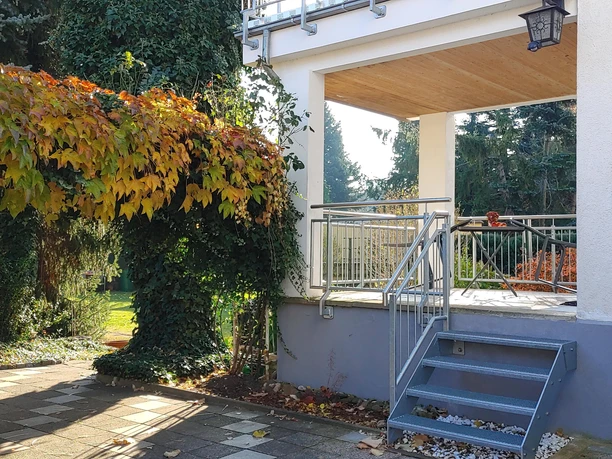 separater Eingang mit Terrasse