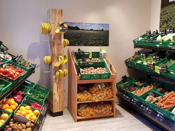 Biolandhof Laden Das Bild zeigt die Stände mit Obst und Gemüse