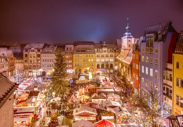Vogelperspektive auf den weihnachtlich und mit Ständen geschmückten Jenaer Marktplatz zu Zeiten des Jenaer Weihnachtsmarktes