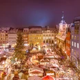 Jenaer Weihnachtsmarkt_Quelle_Foto JenaParadies.jpg Vogelperspektive auf den weihnachtlich und mit Ständen geschmückten Jenaer Marktplatz zu Zeiten des Jenaer Weihnachtsmarktes