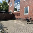 Fahrradstellplatz.jpg Ein sauberer Fahrradstellplatz vor einem Backsteingebäude mit verschiedenen Fahrradständern.