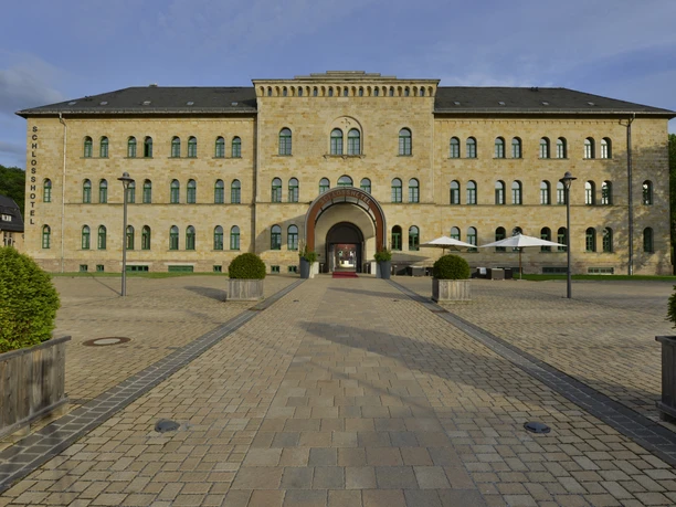 Schlosshotel Blankenburg - Außenansicht mit Parkplatz