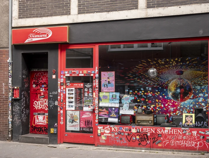 Tsunami Club Die Fassade des Tsunami Clubs im urbanen Stil, übersät mit Street Art und Plakaten.The façade of the Tsunami Club in urban style, littered with street art and posters.