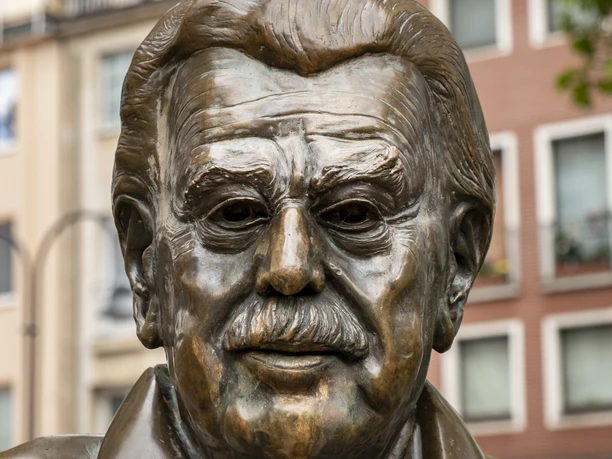 Willy Millowitsch memorial The picture shows the Willy Millowitsch monument in Cologne. The bronze statue is a tribute to the well-known German folk actor Willy Millowitsch. The sculpture depicts him lifelike, with a distinctive moustache and a friendly facial expression.