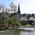 Ründeroth <p>An einem sonnigen Tag fließt ein Fluss entlang einer idyllischen Dorfkulisse in Engelskirchen.</p>