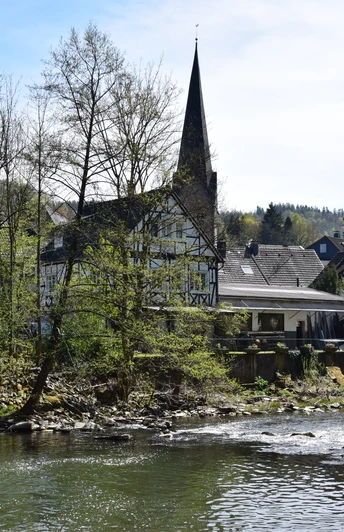 Ründeroth <p>An einem sonnigen Tag fließt ein Fluss entlang einer idyllischen Dorfkulisse in Engelskirchen.</p>