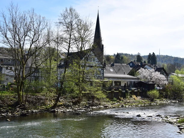Ründeroth <p>An einem sonnigen Tag fließt ein Fluss entlang einer idyllischen Dorfkulisse in Engelskirchen.</p>
