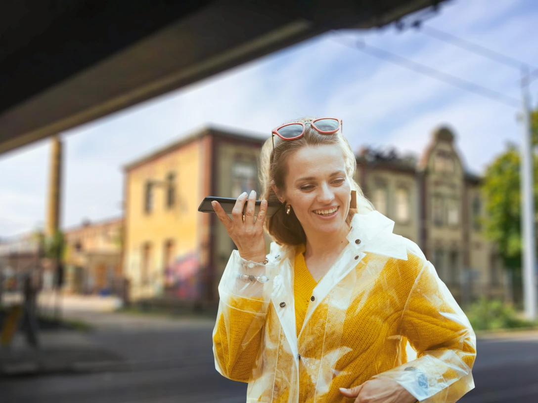 Frau hört Audioguide-App, benutzt Telefon und läuft Frau hört Audioguide-App, benutzt Telefon und läuft