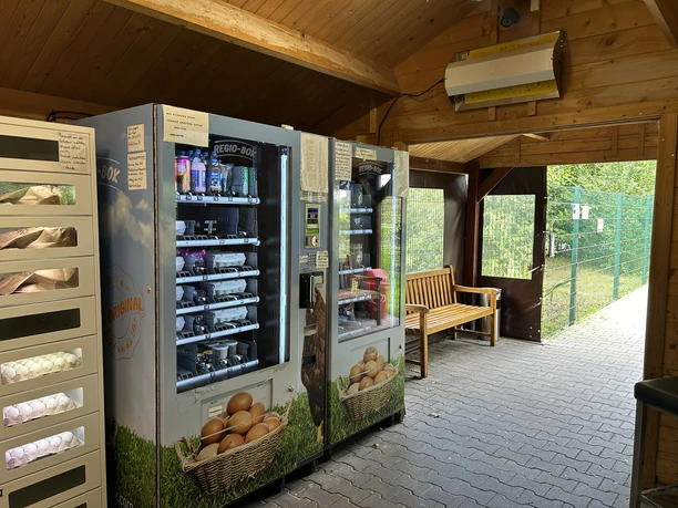 Koiters Eierhütte, Meppen Am Lohberg ©Emsland Tourismus GmbH (4).JPEG Selbstbedienungsbereich mit Verkaufsautomaten für Eier und regionale Produkte in Holzunterstand.