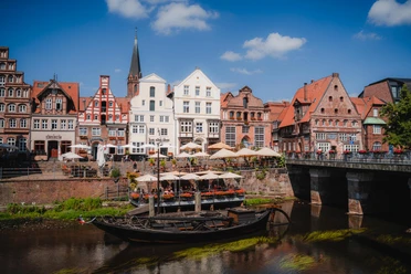 Hafen am Stint in Lüneburg Historische Giebelhäuser und Cafés am Lüneburger Stintmarkt.