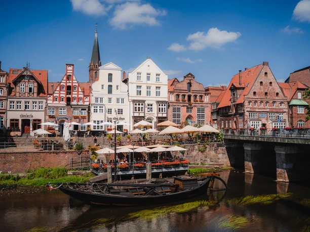 Hafen am Stint in Lüneburg Historische Giebelhäuser und Cafés am Lüneburger Stintmarkt.