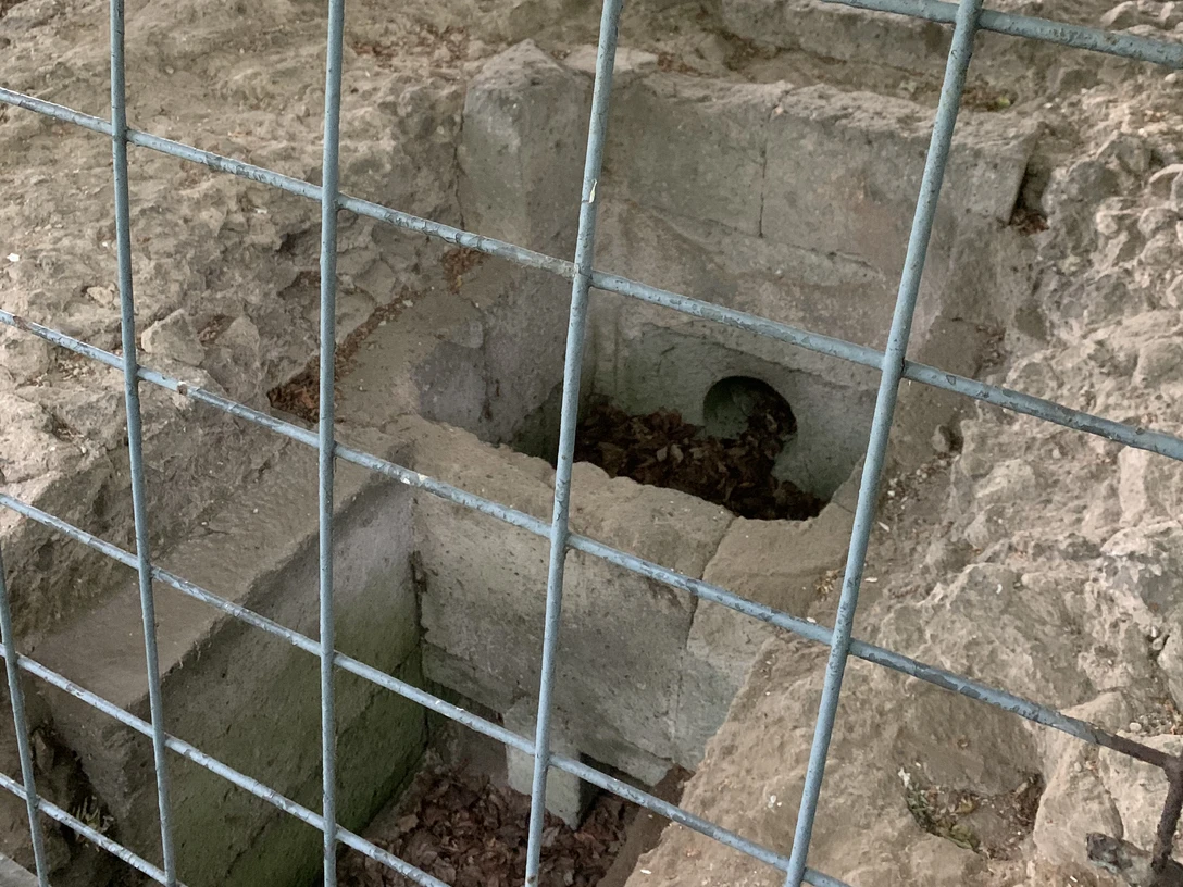 Römische Wasseraufbereitungsanlage Köln Römische Wasseraufbereitungsanlage in Köln, sichtbare antike Mauern und Öffnungen hinter einem Gitter.Roman water treatment plant in Cologne, visible ancient walls and openings behind a grid.