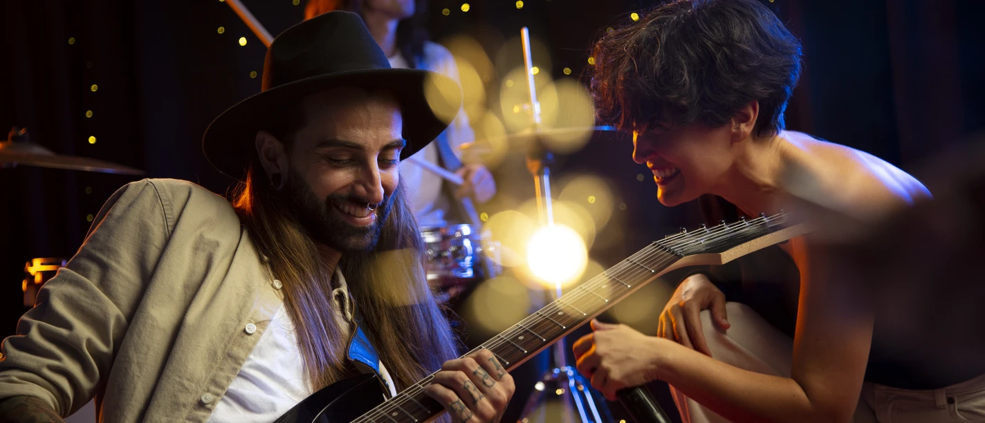Musikerin und Gitarrist performen energiegeladen auf Bühne vor funkelnden Lichtern in Meppen