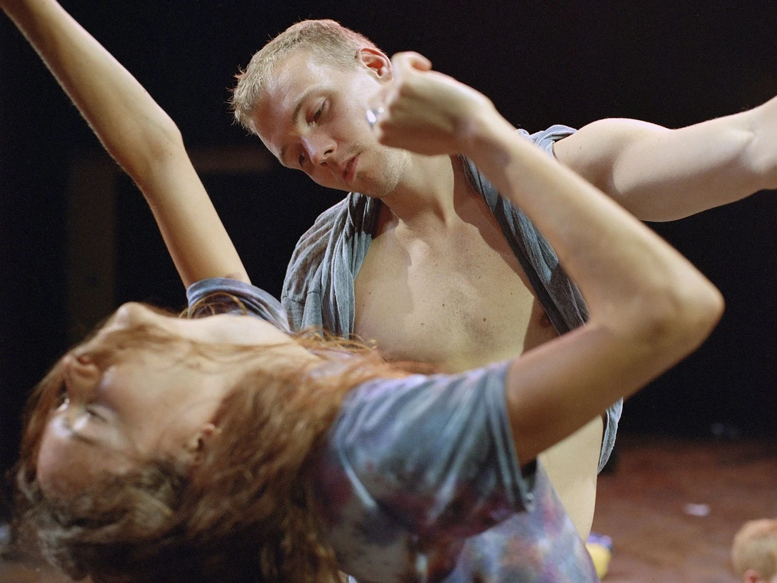 Euro Scene Leipzig - jährliches Tanz- und Theaterfestival in Leipzig Tänzer und Tänzerin tanzen ausdrucksstark beim Euro-Scene-Festival in LeipzigDancers dance expressively at the Euro Scene Festival in LeipzigVýrazný tanec tanečníků na festivalu Euro Scene v LipskuTancerze tańczą ekspresyjnie na festiwalu Euro Scene w LipskuDansers dansen expressief tijdens het Euro Scene Festival in LeipzigI ballerini danzano in modo espressivo all'Euro Scene Festival di Lipsia