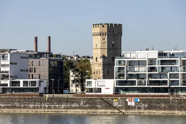 Bayenturm Der historische Bayenturm erhebt sich eindrucksvoll am Rhein, umgeben von moderner Architektur.