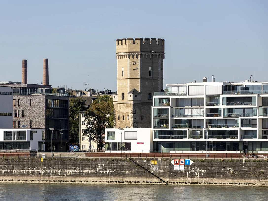 Bayenturm Der historische Bayenturm erhebt sich eindrucksvoll am Rhein, umgeben von moderner Architektur.The historic Bayenturm tower rises impressively on the Rhine, surrounded by modern architecture.