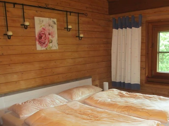 Een van de drie slaapkamers in vakantiehuis "Kleine Auszeit