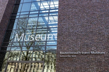 Rautenstrauch-Joest-Museum Außenfassade des Rautenstrauch-Joest-Museums in Köln. An der Front steht groß das Wort "Museum".
