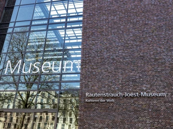 Rautenstrauch-Joest-Museum Außenfassade des Rautenstrauch-Joest-Museums in Köln. An der Front steht groß das Wort "Museum".Exterior facade of the Rautenstrauch-Joest Museum in Cologne. The word "Museum" is written in large letters on the front.