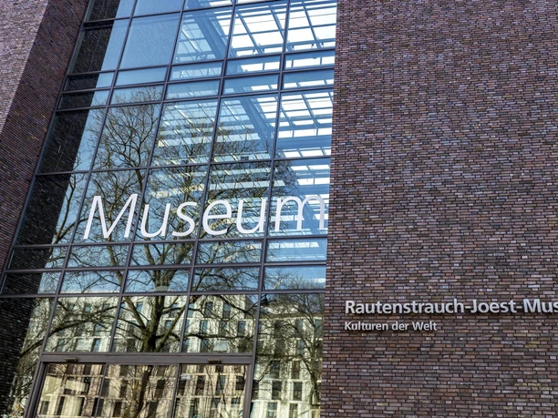 Rautenstrauch-Joest-Museum Außenfassade des Rautenstrauch-Joest-Museums in Köln. An der Front steht groß das Wort "Museum".