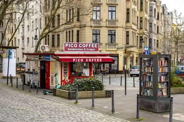 Pico Coffee Ein kleiner Kiosk mit rotem Schild und der Aufschrift "Pico Coffee" für Snacks und Getränke.