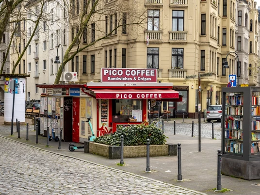 Pico Coffee Ein kleiner Kiosk mit rotem Schild und der Aufschrift "Pico Coffee" für Snacks und Getränke.A small kiosk with a red sign and the words "Pico Coffee" for snacks and drinks.