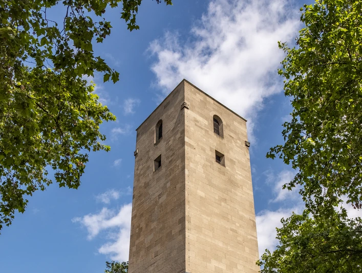 Luther Church Hohes, steinernes Kirchenturmgebäude, quadratisch, umgeben von modernen Gebäuden und Bäumen.High, stone church tower building, square, surrounded by modern buildings and trees.