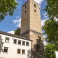 Luther Kirche Hohes, steinernes Kirchenturmgebäude, quadratisch, umgeben von modernen Gebäuden und Bäumen.High, stone church tower building, square, surrounded by modern buildings and trees.