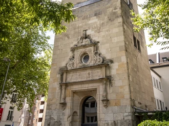 Luther Church Die Luther Kirche zeigt sich als ein eindrucksvolles, sandfarbenes Gebäude, dessen Turm sich majestätisch in den blauen Himmel erstreckt. Die umliegenden grünen Bäume rahmen die Ansicht malerisch ein.The Luther Church is an impressive, sand-colored building with a tower that rises majestically into the blue sky. The surrounding green trees frame the view picturesquely.
