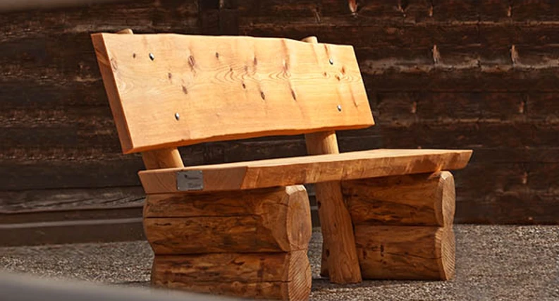 Pische mit Lehne.jpg