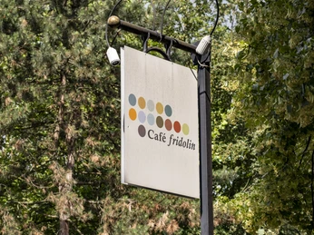 Cafe Fridolin Buetze Schild mit der Aufschrift cafe fridolin.Sign saying “Cafe Fridolin”.